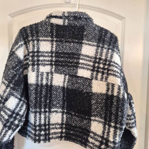 SO Women's Black & White Poly Fleece Plaid Cropped Jacket - Picture 6 of 7